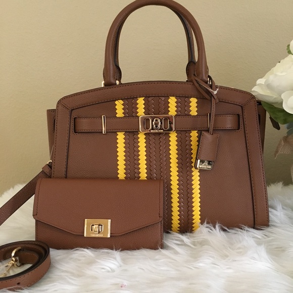 Michael Kors Handbags - Sale ❗️Michael Kors Bag Set
